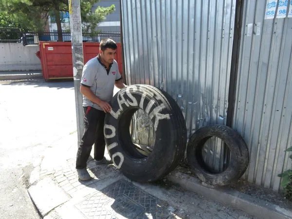 istanbulda-dehset-anlari-kamyon-lastigi-faciayi-onledi-1631088984748.jpg İstanbul'da dehşet anları! Kamyon lastiği faciayı önledi-8