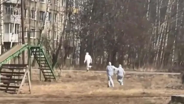 Son dakika: Rusya'da testi pozitif çıkan korona hastası kaçtı sağlık görevlileri kovaladı-2