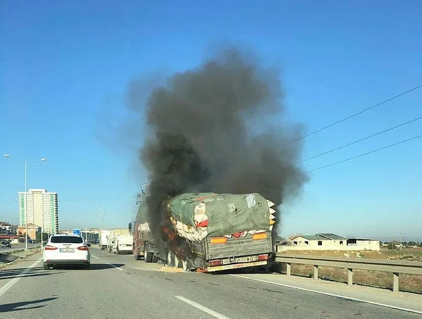 yer-manisa-alasehir-seyir-halindeki-hayvan-yemi-yuklu-tirda-yangin-cikti-1642680826204.jpeg Yer: Manisa Alaşehir... Seyir halindeki hayvan yemi yüklü TIR'da yangın çıktı-1