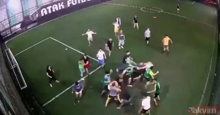 Halı saha boks ringine döndü! Tekme tokat daldılar