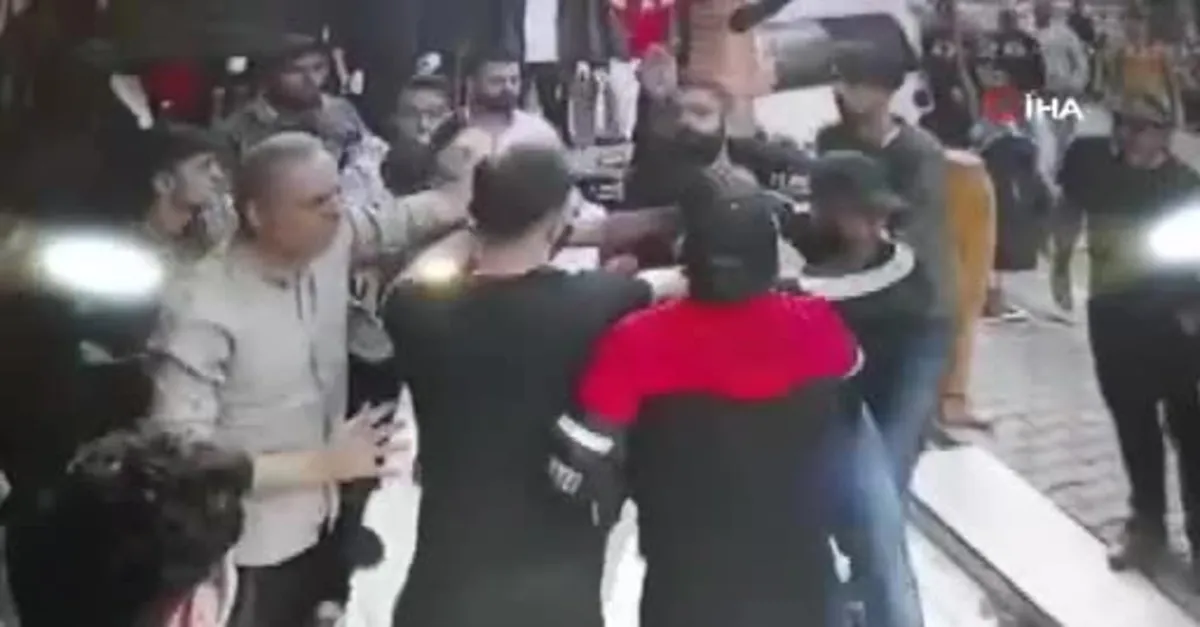 SON DAKİKA: Esenyurt’ta bıçaklı tadilat kavgası: Yumruk yumruğa birbirlerine girdiler