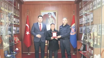 91 yaşındaki hayırseverden Jandarma’ya altın bağışı
