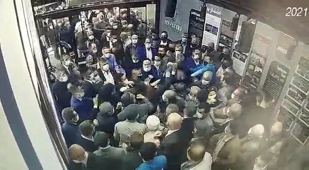 CHP'li Mansur Yavaş’ın magandalarının soru soran gazeteciyi yumrukladığı anlar kamerada-7