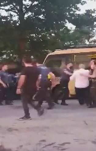 İstanbul'da çocuklar arasında başlayan kavgaya aileler de karıştı! Ortalık savaş alanına döndü