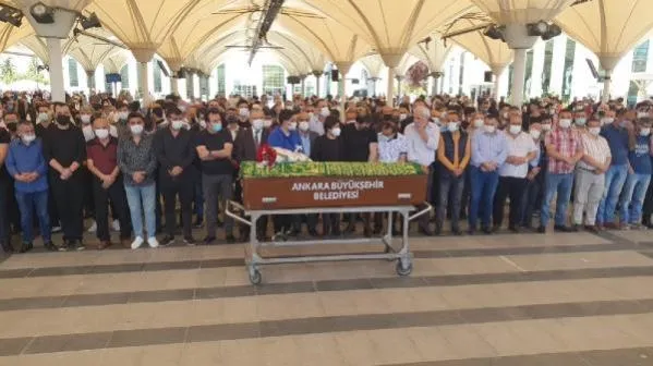 SON DAKİKA: Ölümüyle sevenlerini yasa boğan Oğuz Yılmaz gözyaşları içinde son yolculuğuna uğurlandı-3