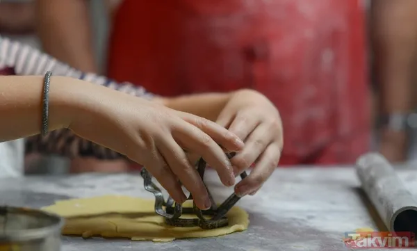 Dolapta bekledikçe lezzeti katlanıyor! Tabak tabak giden bisküvili pasta tarifi - 2