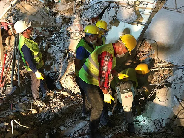 somali-madenciler-eylemi-birakip-izmir-depremi-icin-yardima-kostu-1604099363966.jpg Somalı madenciler eylemi bırakıp İzmir depremi için yardıma koştu-4