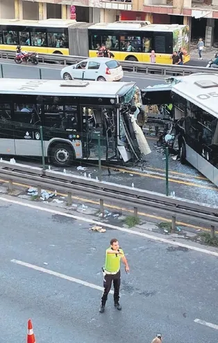 Avcılar'daki metrobüs kazası, trafiği felç etti! İstanbullu evine gidemedi! İBB başkanı İmamoğlu'na tepki gecikmedi