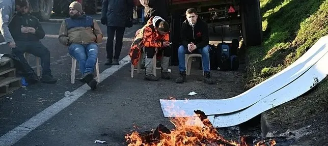 Avrupada çiftçiler isyanda! Kriz giderek büyüyor! AP binası kuşatıldı! Market rafları boşaldı, sokaklar yangın yeri