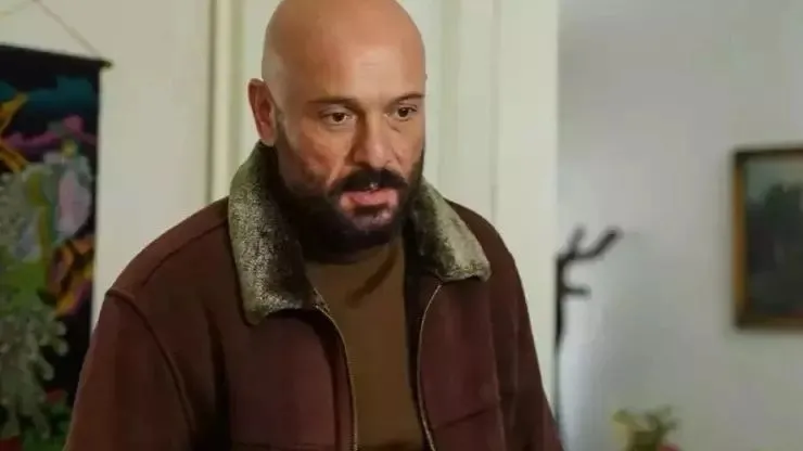 kizil-goncalarda-finale-2-kala-son-vurus-cuneydin-babasi-dengeleri-alt-ust-edecek-1714762371318.jpeg Cüneyd'in babası dengeleri alt üst edecek: Kızıl Goncalar'da finale 2 kala son vuruş!-4