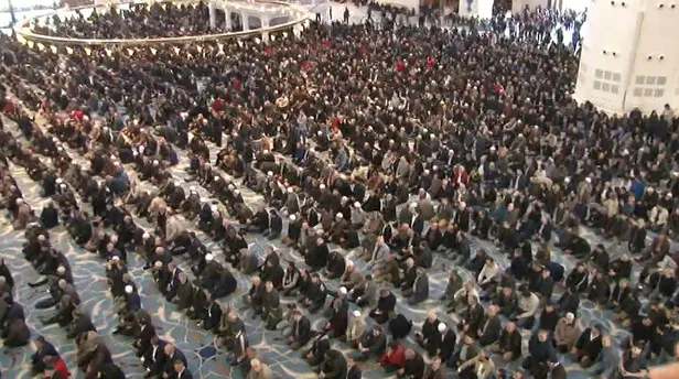 Karamollaoğlu'nun dolmaz dediği Çamlıca Camii'ne cuma namazı için akın edildi-2