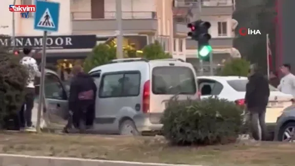 Mersin'de yol kesip sürücü dövenlerin sonu kötü bitti! Bakan Yerlikaya videoyu paylaşıp uyardı: 3 yıl hapis ve 180 bin TL ceza!