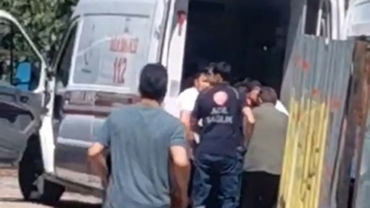 Sultanbeyli'de vinçle kaldırılan çelik çatı çöktü: 2 işçi yaralandı, birinin durumu ağır