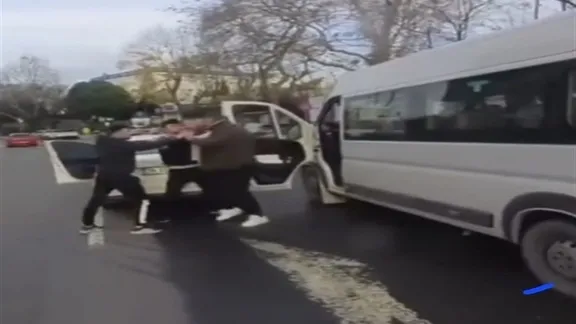 Sarıyer'de trafikte yol verme tartışması boks maçına döndü! O anlar kamerada