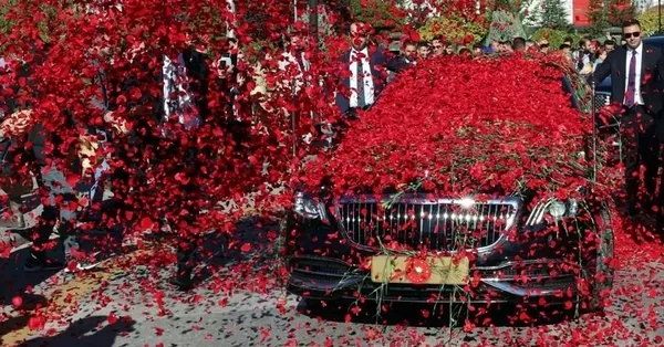 Başkan Erdoğan’a Sincan’da büyük sevgi seli! Binlerce karanfil attılar