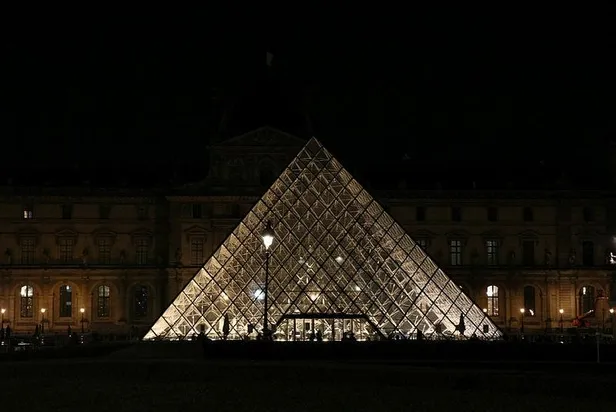 paristeki-louvre-muzesi-piramidi-enerji-tasarrufu-icin-erken-karartildi-1663455507715.jpeg Fransız enerji çıkmazında! Paris'teki Louvre Müzesi piramidi enerji tasarrufu için erken karartıldı-2