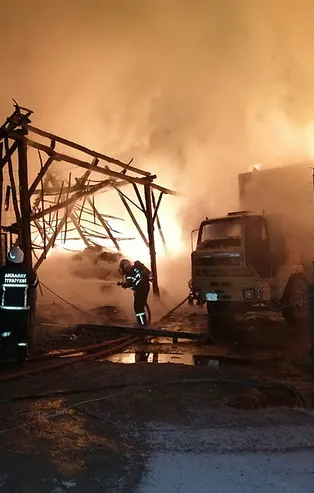 Aksaray'da korkutan yangın! Alevler bir anda büyüdü
