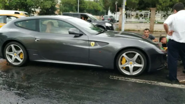 Caddebostan’da milyon liralık Ferrari su birikintisinde böyle mahsur kaldı-1