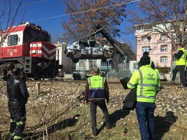 Ankara'da korkunç kaza! Yük treni otomobile çarptı: Ölü ve yaralı var-5