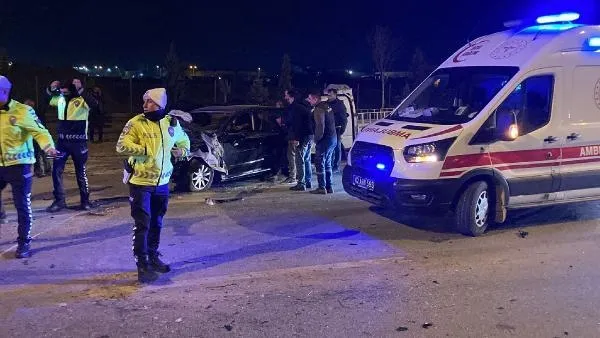 Konya'da aşırı hız can aldı! Motoru yerinden fırlayan ve hız ibresi 230 kilometrede takılı kalan otomobilde can pazarı-2