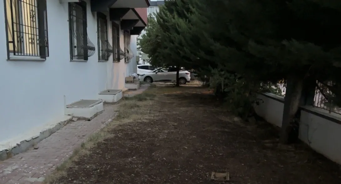 gaziantepte-yurek-yakan-olay-anne-oldu-baba-ve-cocugu-yarali-1791008700095.jpg Baba ve çocuğun durumunun ağır olduğu öğrenildi. (Foto: İHA)