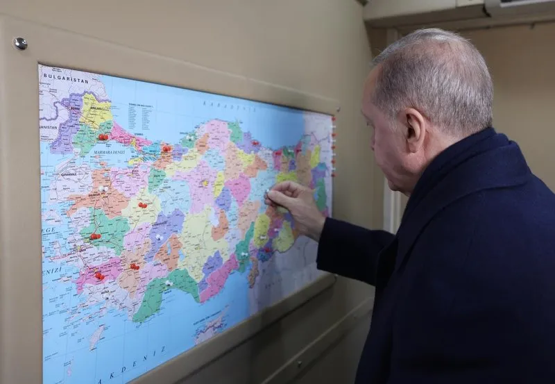 Başkan ve AK Parti Genel Başkanı Recep Tayyip Erdoğan, partisinin Tarihi Kent Meydanı'nda gerçekleştirilen Sivas mitingine katıldı. Erdoğan, mitinglerde kullandığı tırın içerisinde yer alan haritada, Sivas'ın üzerini raptiyeyle işaretledi. 