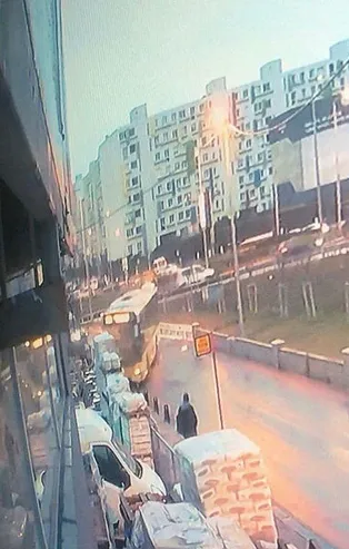 İETT otobüsü Çekmeköy'de durağa daldı! Facia ucuz atlatıldı