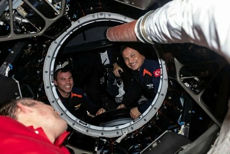 alper-gezeravci-geldi-tuva-cihangir-atasever-gidiyor-tarih-verildi-turkiyenin-ikinci-uzay-yolculugu-basliyor-1707494619098.jpeg