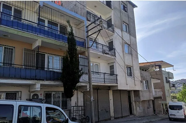 İzmir'de çok acı olay! 5'inci kattan kamyonun üzerine düştü, hayatını kaybetti
