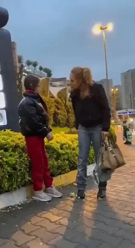 Küçükçekmece'de kızına şiddet uygulayan annenin görüntüleri çıktı! 'Alın sizin olsun' diye çocuğunu bırakıp gitti-2
