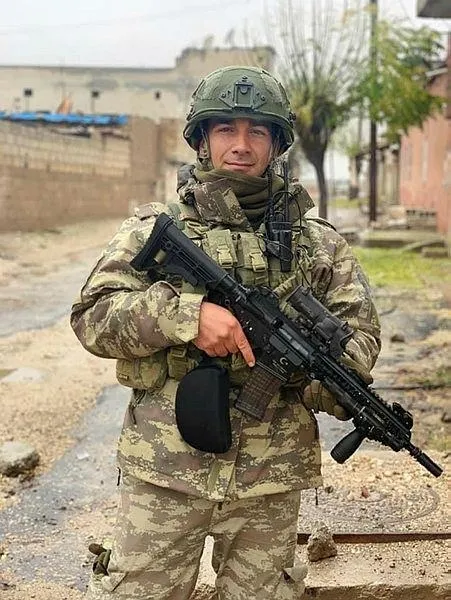 sehit-astsubay-emre-sevincin-duygulandiran-goruntuleri-ortaya-cikti-iste-zeybek-oynadigi-anlar-1668222412434.jpeg Şehit Astsubay Emre Sevinç'in duygulandıran görüntüleri ortaya çıktı! İşte zeybek oynadığı anlar-1