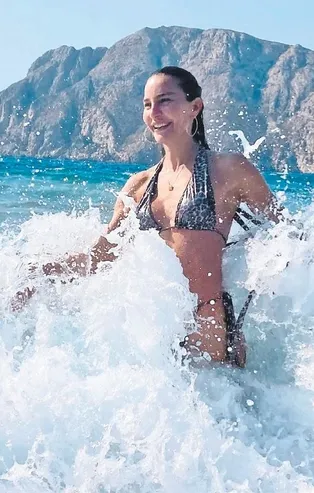 44 yaşındaki Ece Sükan sahillerde fırtına gibi esti! Leopar desenli bikinisiyle şov yaptı