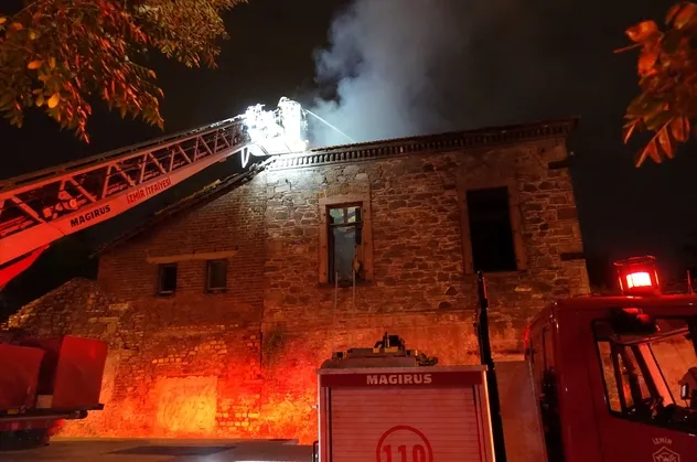 İzmir'de tarihi fabrika binasında yangın