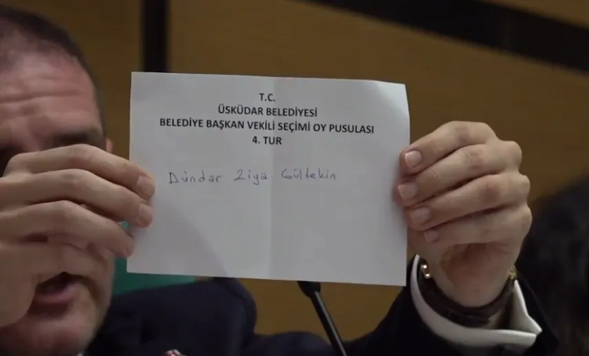 uskudarda-sandik-karisti-6-chpli-cumhur-ittifaki-adayina-oy-verdi-sibel-tan-cetinkaya-baskan-vekili-secildi-1785926817408.jpeg Üsküdar’da sandık karıştı! 6 CHP’li Cumhur İttifakı adayına oy verdi | Sibel Tan Çetinkaya başkan vekili seçildi-4
