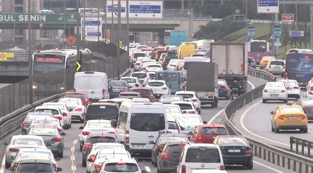 kisitlama-oncesi-istanbulda-trafik-yogunlugu-iste-son-yol-durumu-1610724282510.jpeg