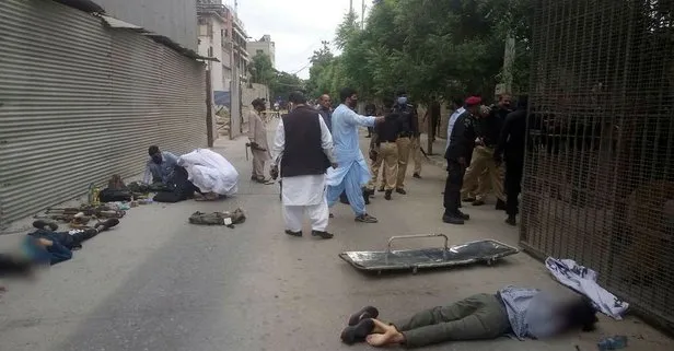 Pakistan’da borsaya silahlı saldırı! Saldırganlar öldürüldü