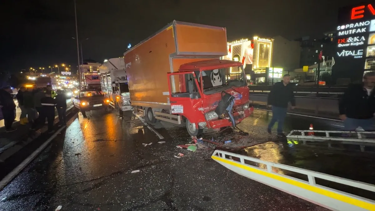 Avcılar D-100'de zincirleme kaza: 4 araç birbirine girdi