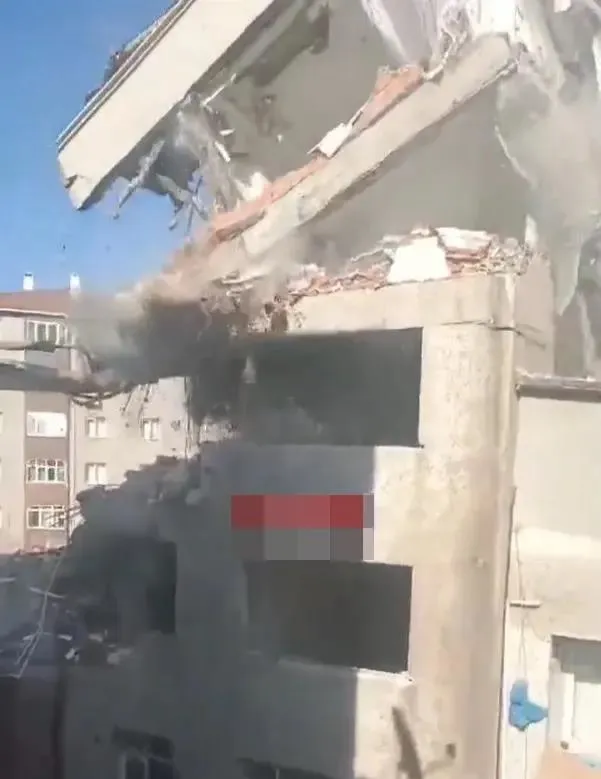 gungorende-korkutan-anlar-yikimi-yapilan-binadan-kopan-kolon-bitisikteki-binaya-zarar-verdi-1720518722228.jpeg