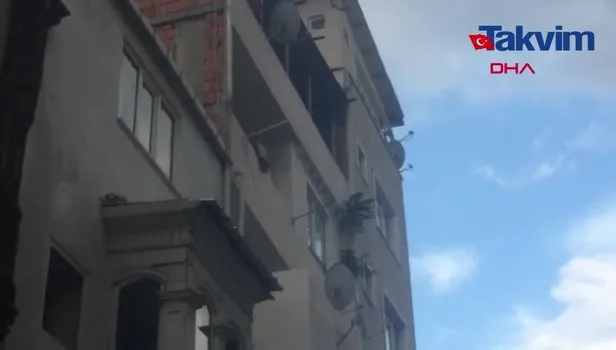 Fatih’te bir kişi önce yaşadığı evin çatısını yaktı sonra itfaiyecilere saldırdı