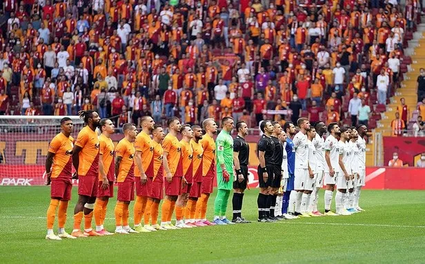 galatasarayda-fatih-terimden-alanyaspor-maglubiyeti-sonrasi-taraftara-sitem-iceride-morali-bozuk-olan-aglayan-var-1632067043010.jpeg