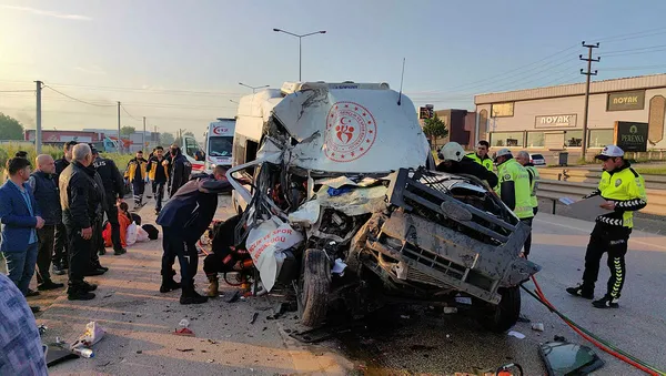 Son dakika: Bursa'da sporcuları taşıyan minibüs kamyona çarptı: 1 ölü 16 yaralı!-5