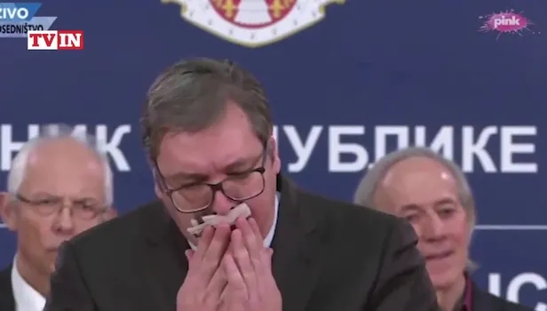 Sırbistan Cumhurbaşkanı Aleksandar Vucic'in zor anları! Koronavirüs açıklaması yaparken...