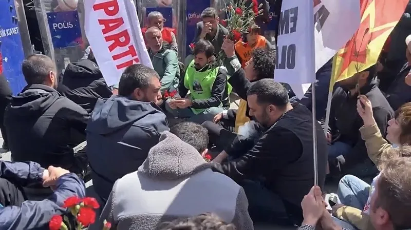 taksimde-izinsiz-gosteriye-46-gozalti-polislerin-uzerine-yuruyup-taskinlik-cikardilar-1777295739263.jpeg Taksim'de izinsiz gösteriye 46 gözaltı: Polislerin üzerine yürüyüp taşkınlık çıkardılar-4