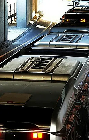 Edirnekapı'da metrobüs yolcuya çarptı