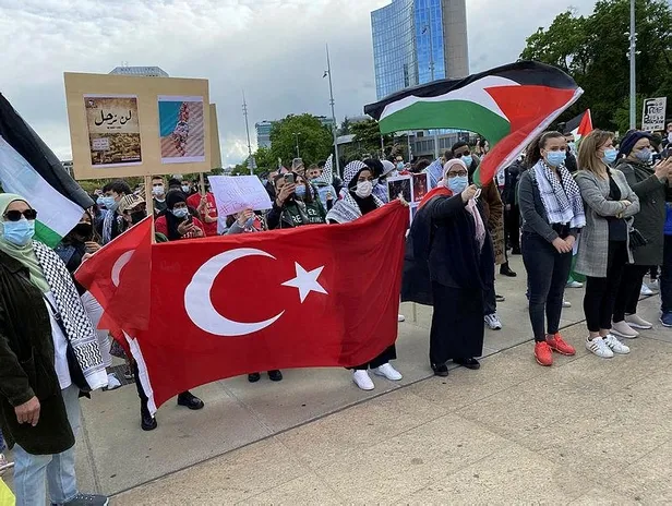 isvicrede-siyonist-israilin-mescid-i-aksaya-ve-filistinlilere-yonelik-saldirilari-protesto-edildi-erdogan-sesleri-1621105176335.jpeg İsviçre'de Siyonist İsrail’in Mescid-i Aksa’ya ve Filistinlilere yönelik saldırıları protesto edildi! Erdoğan sesleri...-2