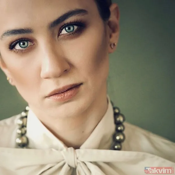 Ceren Benderlioğlu’ndan bornozlu poz! Emir Benderlioğlu’nun biricik eşine bakın duru güzelliğiyle hayran bıraktı! EDHO’nun Ömür’üydü... - 3