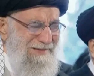 Kasım Süleymaninin cenaze namazını kıldıran Hamaney gözyaşlarını tutamadı!