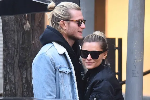 Loris Karius’un Alman sevgilisi Sophia, genç bir bloggerın kucağında poz verdi-6