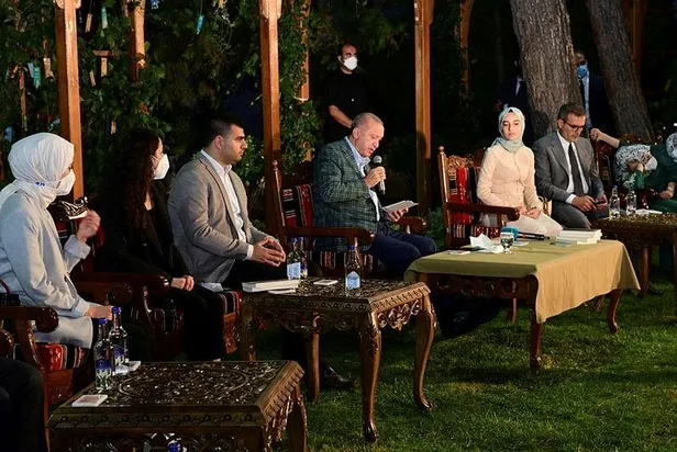 son-dakika-baskan-erdogan-kahramanmarasta-genclerle-siir-gecesi-programinda-bulustu-1631384354490.jpeg