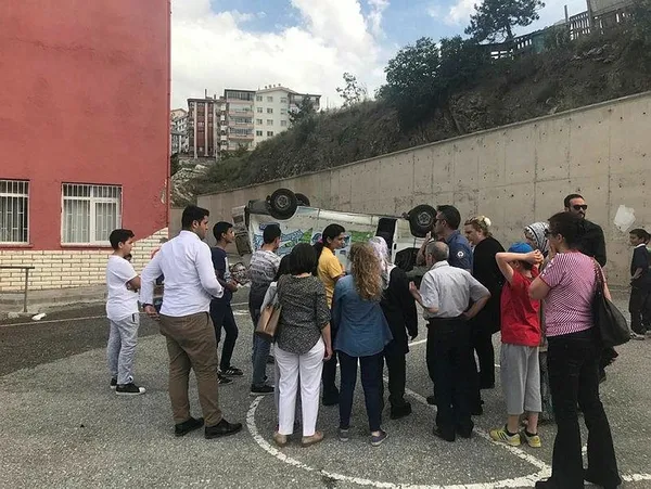 Ankara'da minibüs okul bahçesine düştü-1